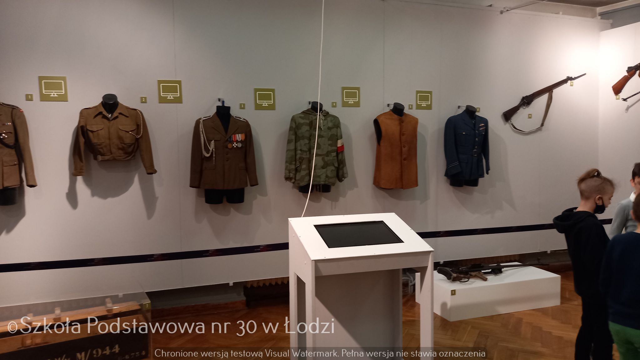 Wizyta uczniów z klasy IIIC w Muzeum Tradycji Niepodległościowych w