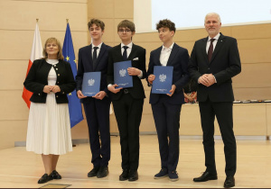 Laureaci WKP z naszej szkoły odbierają dyplomy.