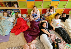 Dzieci podczas zabaw - klasowe piżama party.