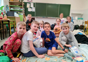 Dzieci podczas zabaw - klasowe piżama party.