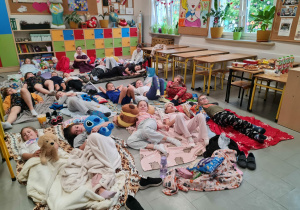 Dzieci podczas zabaw - klasowe piżama party.
