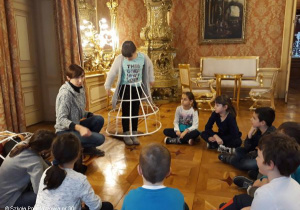 Uczniowie klas drugich na warsztatach w Muzeum Herbsta.