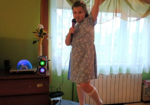 Zuzanna Zielenow, kl.1a- piosenkarka.