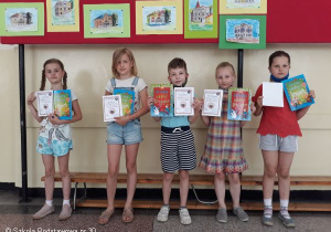 Uczniowie kl.1b i 2a biorący udział w akcji.