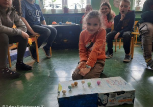 Uczniowie kl.2b podczas prezentacji wykonanych makiet.